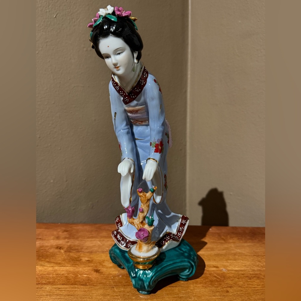 Japanese Geisha Girl Hand Painted Porcelain Figurine 🏯